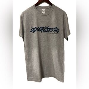 NWOT. Hawaiin Hibiscus Gray T-Shirt. Size M.